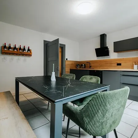 Frisch Sanierte Mit Zwei Schlafzimmern In Historischem Baudenkmal Apartment *